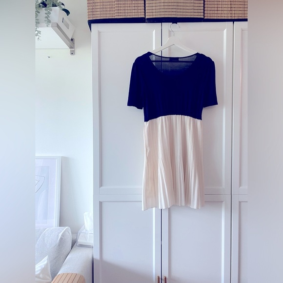 Navy & Cream Pleated Dress with Peter Pan Pearl Lace Collar – Size S-M - Picture 4 of 6